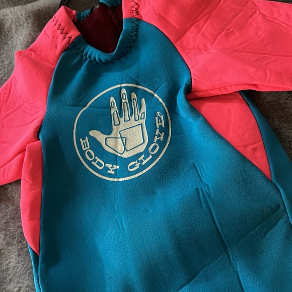 Body glove wetsuit child used for a photo shoot once - Picture 2 of 9